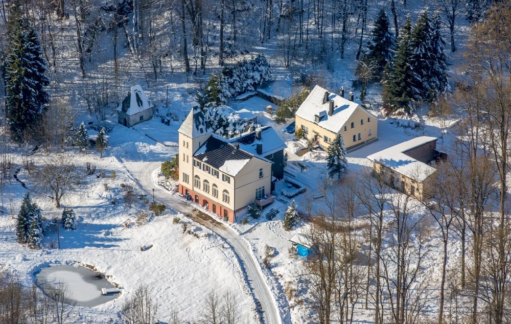 Brilon von oben - Winterluftbild Villa im Ortsteil Hoppecke in Brilon im Bundesland Nordrhein-Westfalen