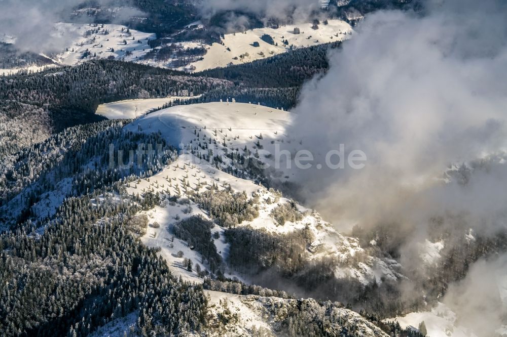 Luftaufnahme Pfaffenberg - Winterluftbild Wald und Berglandschaft Belchen in Pfaffenberg im Bundesland Baden-Württemberg, Deutschland