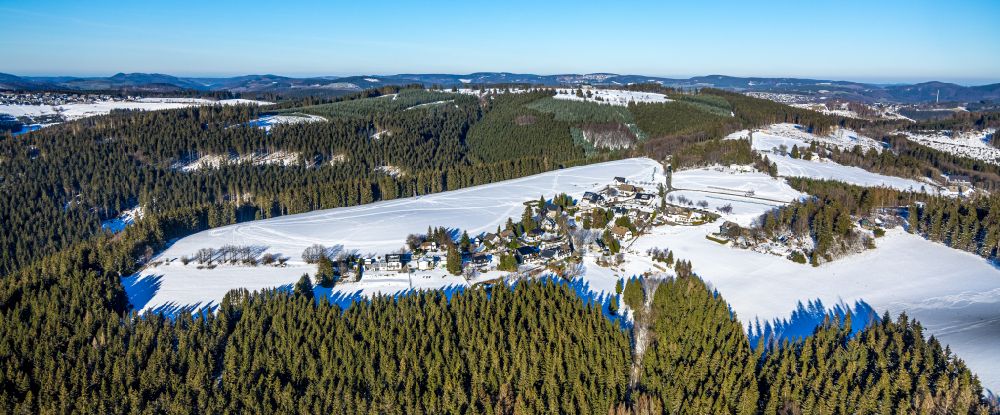 Winterberg aus der Vogelperspektive: Winterluftbild Wald und Berglandschaft Kahler Asten in Winterberg im Bundesland Nordrhein-Westfalen, Deutschland