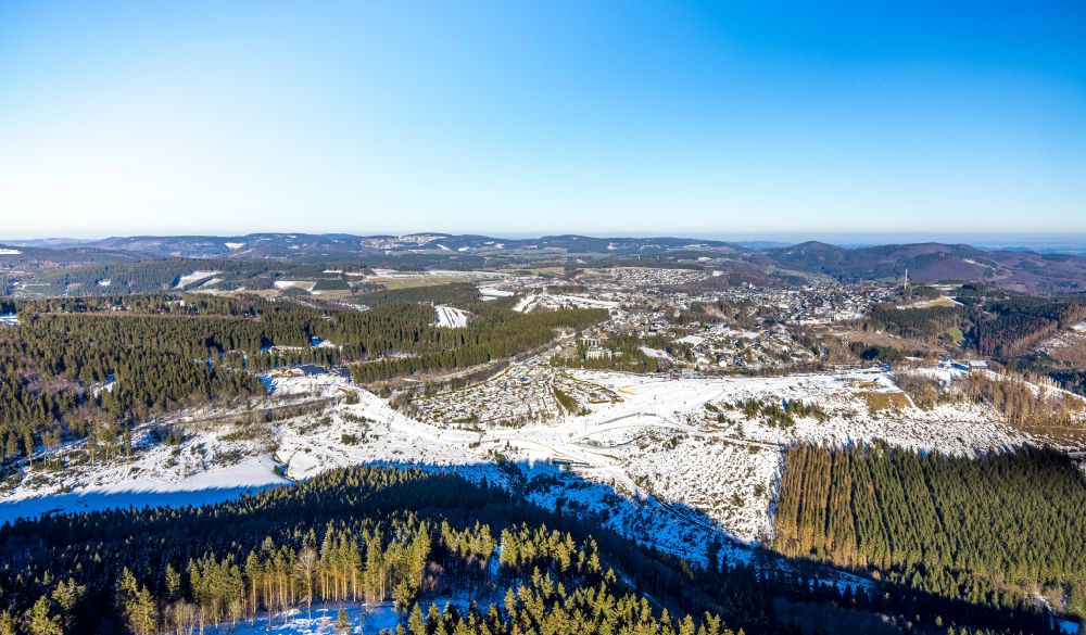 Luftaufnahme Winterberg - Winterluftbild Wald und Berglandschaft Kahler Asten in Winterberg im Bundesland Nordrhein-Westfalen, Deutschland