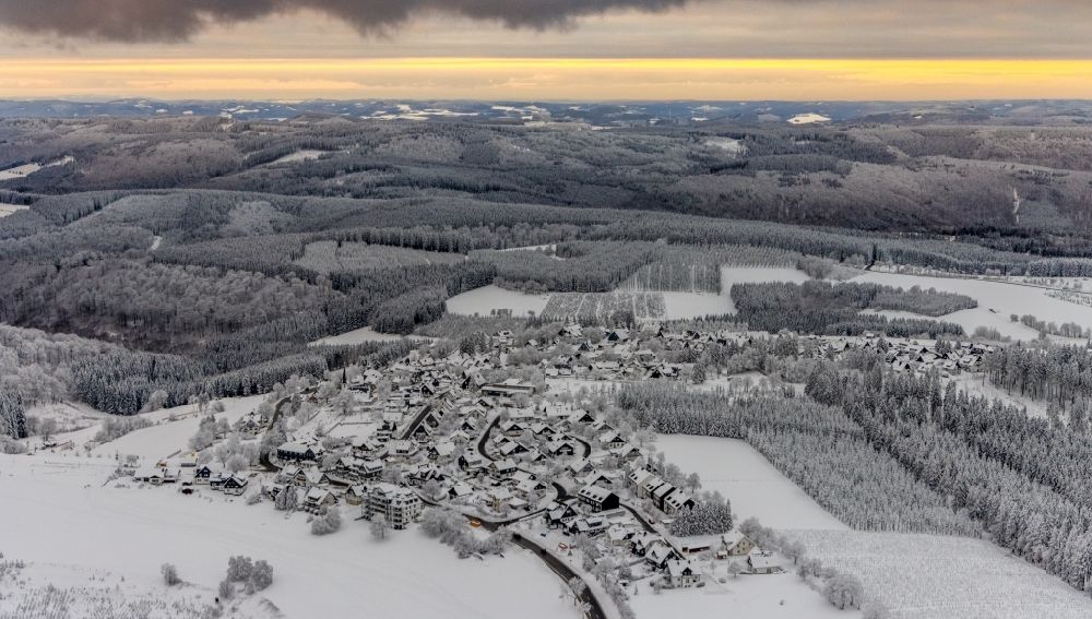 Luftbild Altastenberg - Winterluftbild Von Wald umgebene Ortsansicht in Altastenberg im Bundesland Nordrhein-Westfalen, Deutschland
