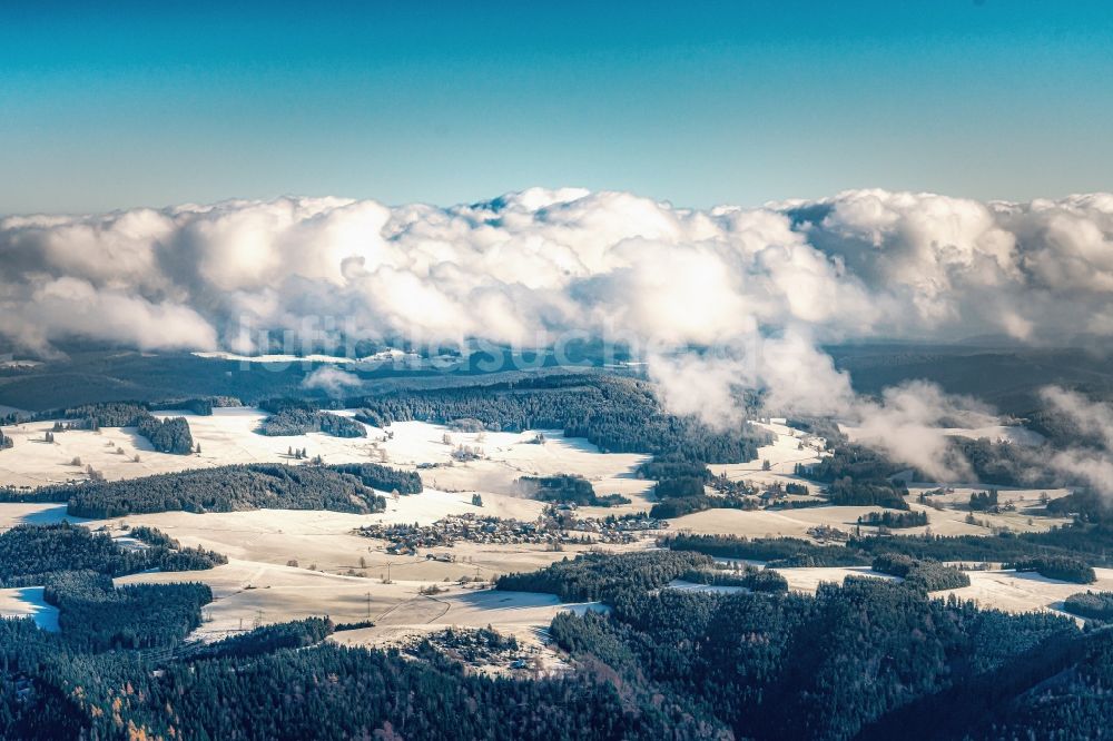 Luftbild Breitnau - Winterluftbild Von Wald umgebene Ortsansicht in Breitnau im Bundesland Baden-Württemberg, Deutschland