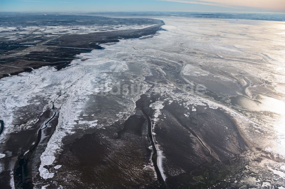 Luftaufnahme Friedrichskoog - Winterluftbild Wasseroberfläche an der Meeres- Küste der Nordsee in Friedrichskoog im Bundesland Schleswig-Holstein, Deutschland