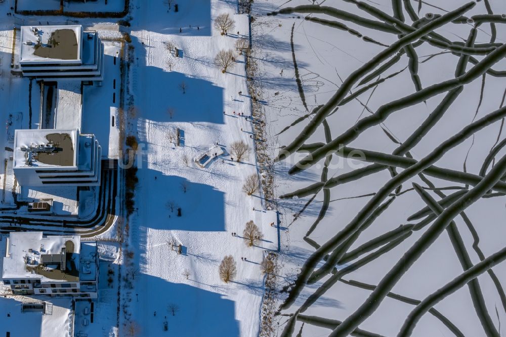 Dortmund aus der Vogelperspektive: Winterluftbild Wasseroberfläche Phoenix- See in Dortmund im Bundesland Nordrhein-Westfalen, Deutschland