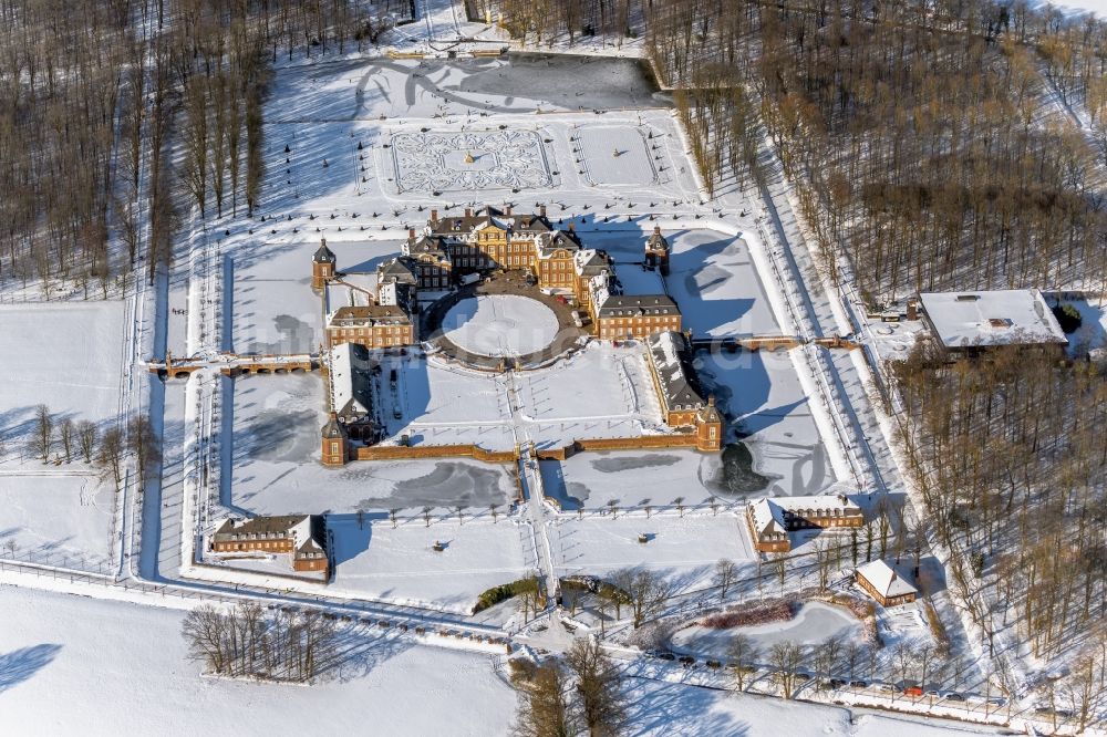 Luftbild Nordkirchen - Winterluftbild Wasserschloss Schloss Schloss Nordkirchen in Nordkirchen im Bundesland Nordrhein-Westfalen, Deutschland