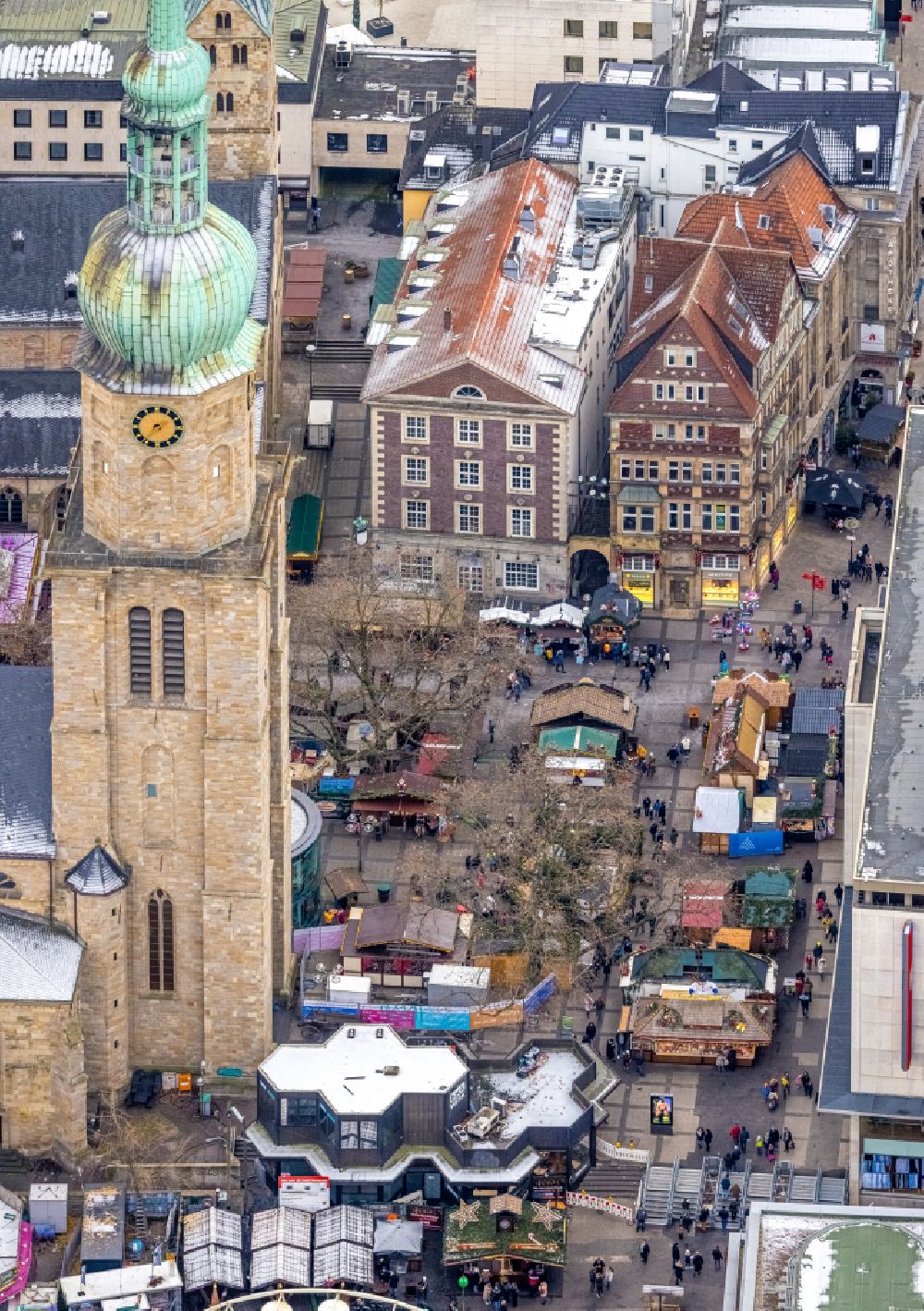 Luftbild Dortmund - Winterluftbild Weihnachtsmarkt- Veranstaltungsgelände und Verkaufs- Hütten und Buden an der Brückstraße in Dortmund im Bundesland Nordrhein-Westfalen, Deutschland