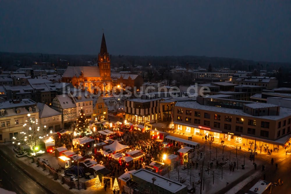 Luftbild Eberswalde - Winterluftbild Weihnachtsmarkt- Veranstaltungsgelände und Verkaufs- Hütten und Buden in Eberswalde im Bundesland Brandenburg, Deutschland