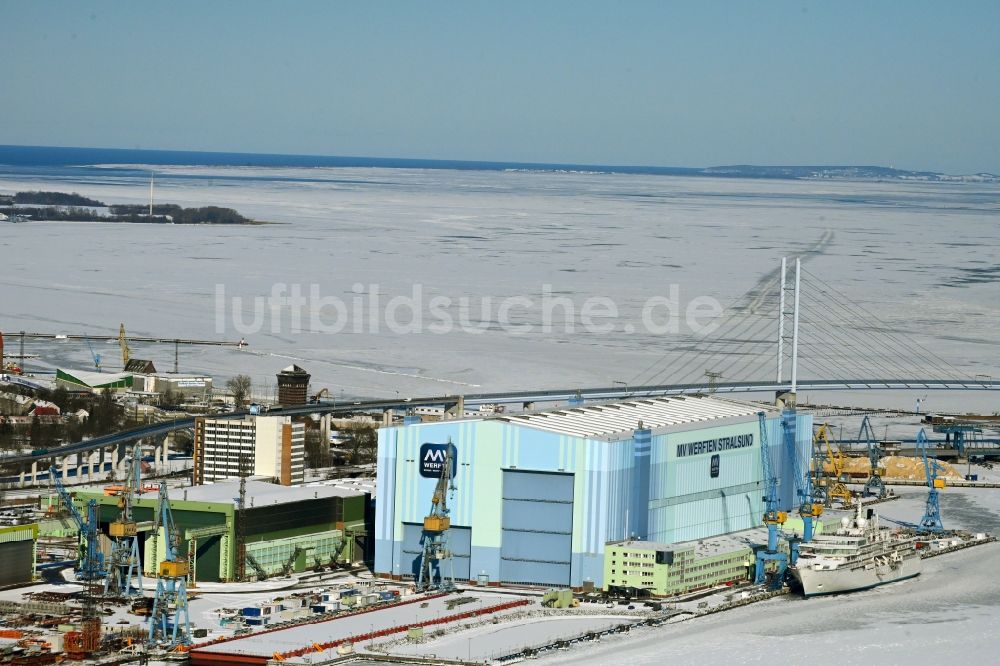 Stralsund von oben - Winterluftbild Werftgelände der Schiffswerft am Strelasund Ufer am Dänholm in Stralsund im Bundesland Mecklenburg-Vorpommern