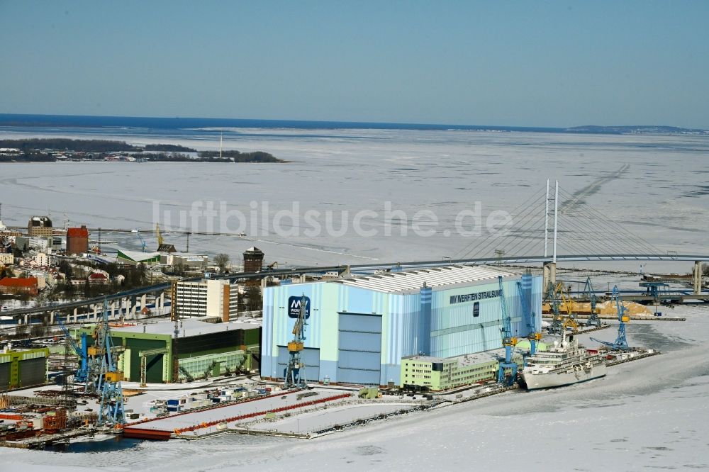 Stralsund aus der Vogelperspektive: Winterluftbild Werftgelände der Schiffswerft am Strelasund Ufer am Dänholm in Stralsund im Bundesland Mecklenburg-Vorpommern