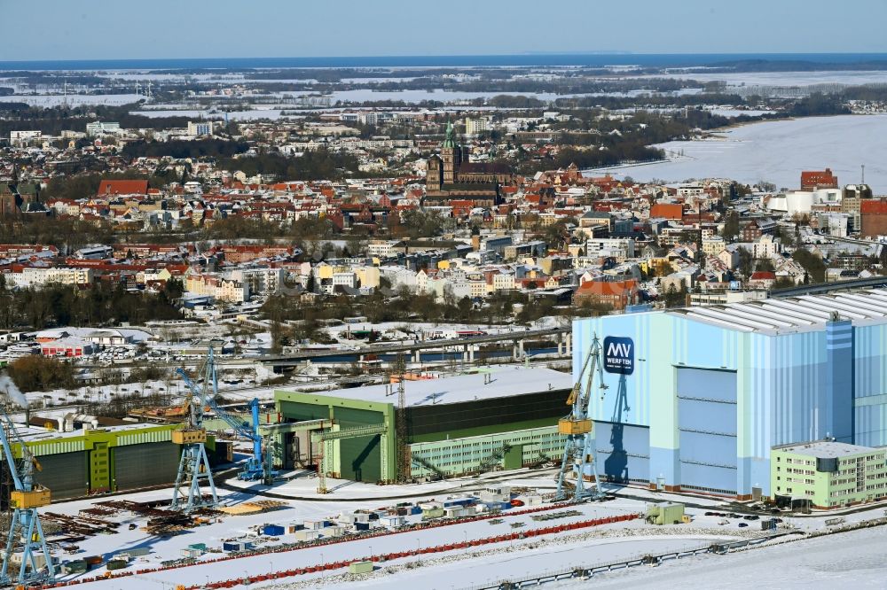 Stralsund von oben - Winterluftbild Werftgelände der Schiffswerft am Strelasund Ufer am Dänholm in Stralsund im Bundesland Mecklenburg-Vorpommern