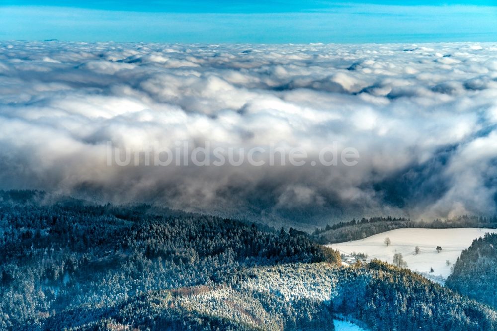 Luftbild Baiersbronn - Winterluftbild Wetterlage mit schichtartiger Nebel- Bedeckung im Schwarzwald in Baiersbronn im Bundesland Baden-Württemberg, Deutschland
