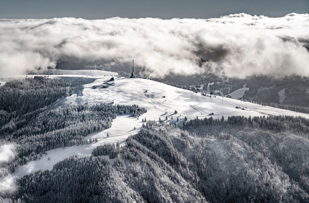 Feldberg (Schwarzwald) aus der Vogelperspektive: Winterluftbild Wetterlage mit Wolkenbildung in Feldberg (Schwarzwald) im Bundesland Baden-Württemberg, Deutschland