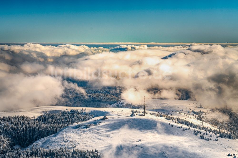 Luftbild Feldberg (Schwarzwald) - Winterluftbild Wetterlage mit Wolkenbildung in Feldberg (Schwarzwald) im Bundesland Baden-Württemberg, Deutschland