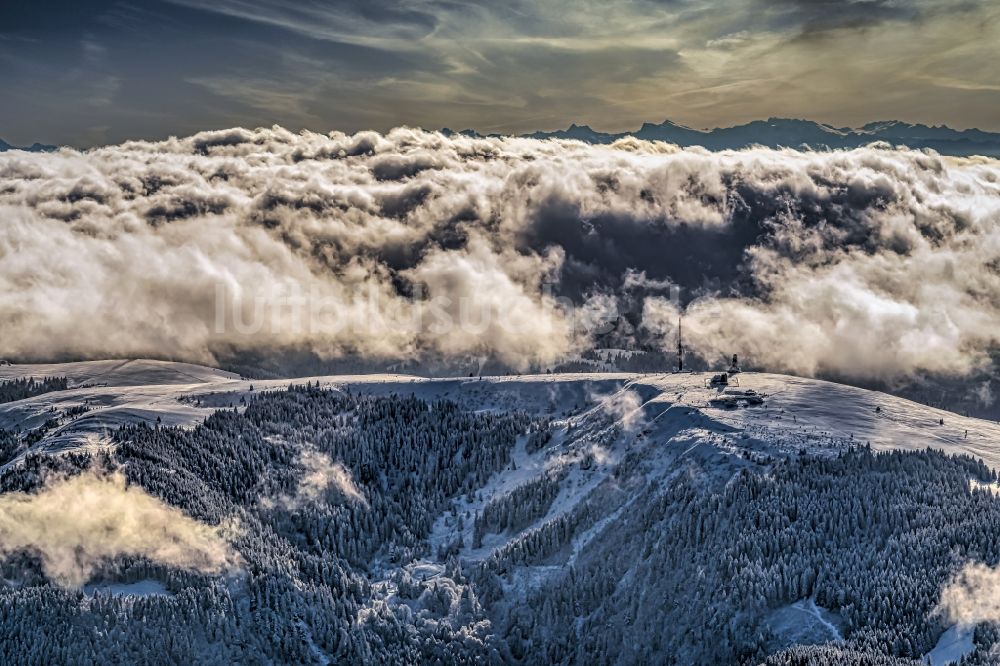 Feldberg (Schwarzwald) aus der Vogelperspektive: Winterluftbild Wetterlage mit Wolkenbildung in Feldberg (Schwarzwald) im Bundesland Baden-Württemberg, Deutschland