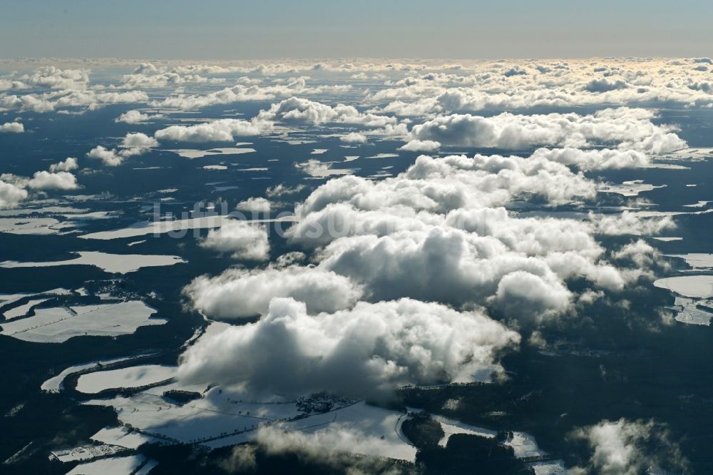 Luftaufnahme Userin - Winterluftbild Wetterlage mit Wolkenbildung in Userin im Bundesland Mecklenburg-Vorpommern, Deutschland