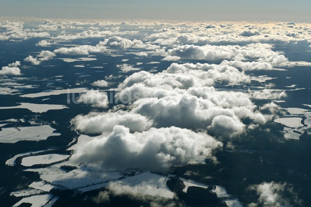 Userin von oben - Winterluftbild Wetterlage mit Wolkenbildung in Userin im Bundesland Mecklenburg-Vorpommern, Deutschland
