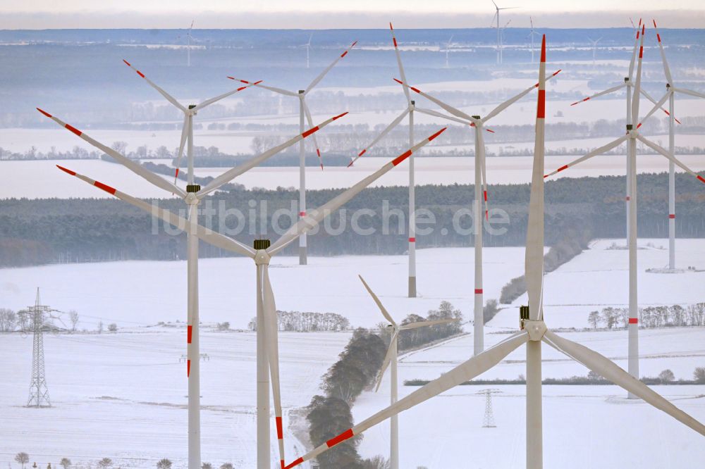 Ladeburg aus der Vogelperspektive: Winterluftbild Windenergieanlagen (WEA) auf einem Feld in Ladeburg im Bundesland Brandenburg, Deutschland