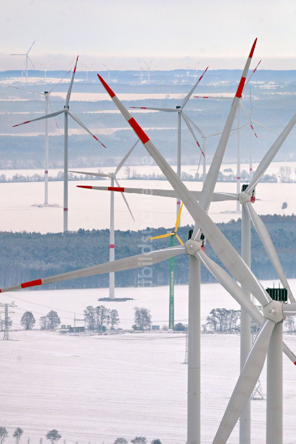 Ladeburg von oben - Winterluftbild Windenergieanlagen (WEA) auf einem Feld in Ladeburg im Bundesland Brandenburg, Deutschland