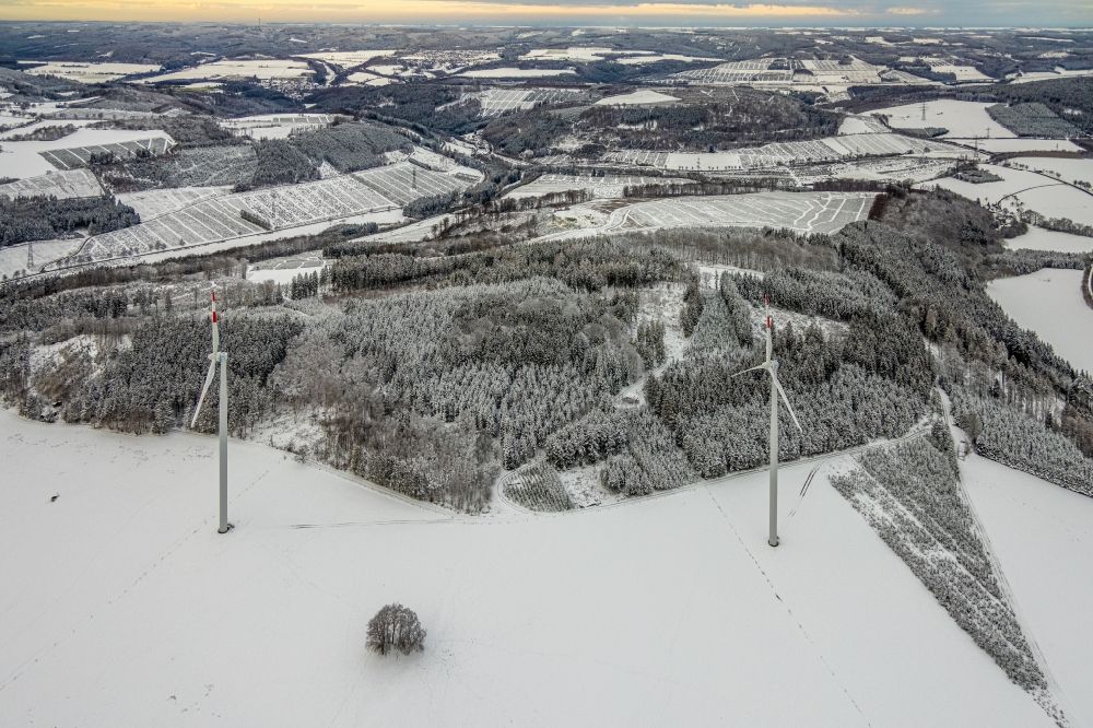 Berlar aus der Vogelperspektive: Winterluftbild Windenergieanlagen (WEA) - Windrad- auf einem Feld in Berlar im Bundesland Nordrhein-Westfalen, Deutschland
