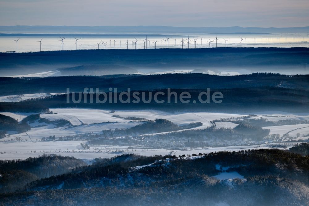Luftbild Hachelbich - Winterluftbild Windenergieanlagen (WEA) - Windrad- auf einem Feld in Hachelbich im Bundesland Thüringen, Deutschland