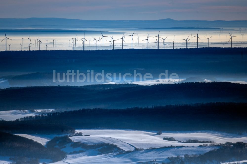 Luftaufnahme Hachelbich - Winterluftbild Windenergieanlagen (WEA) - Windrad- auf einem Feld in Hachelbich im Bundesland Thüringen, Deutschland