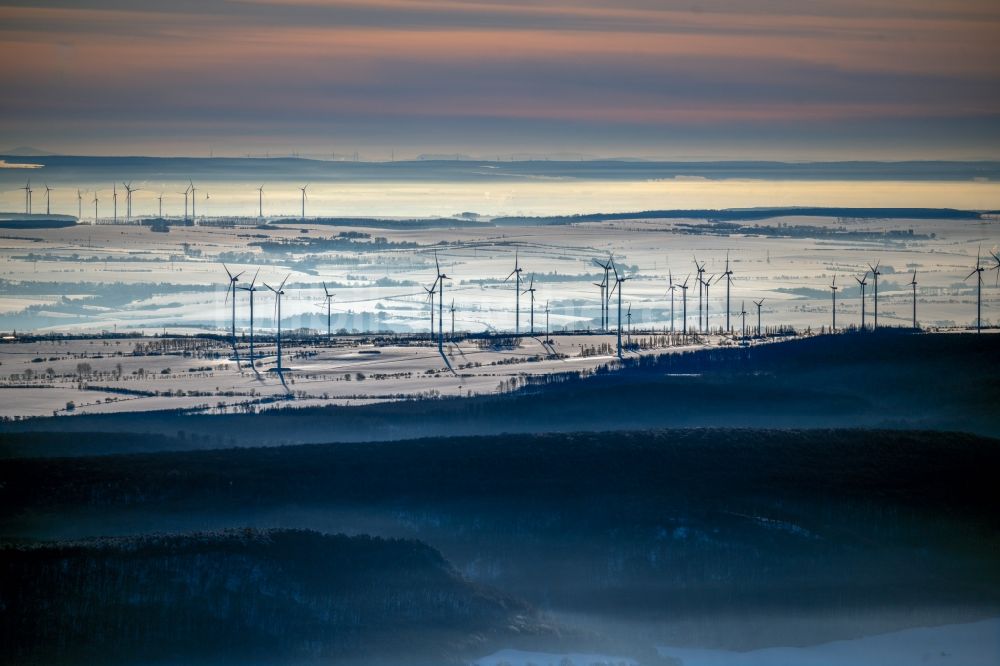 Hachelbich aus der Vogelperspektive: Winterluftbild Windenergieanlagen (WEA) - Windrad- auf einem Feld in Hachelbich im Bundesland Thüringen, Deutschland