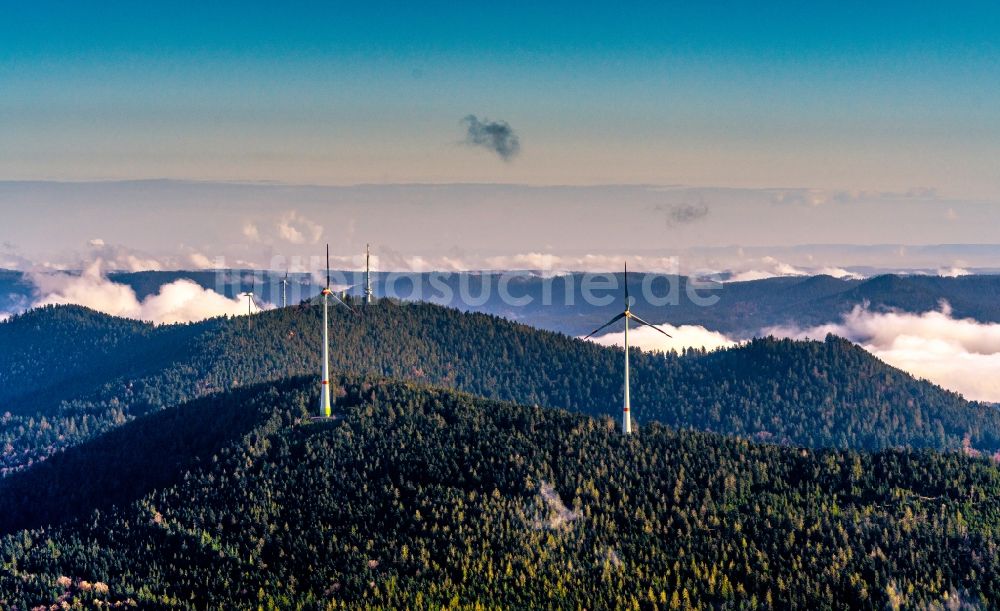 Fischerbach von oben - Winterluftbild Windenergieanlagen - Windrad- in einem Waldstück Nillskopf in Fischerbach im Bundesland Baden-Württemberg, Deutschland