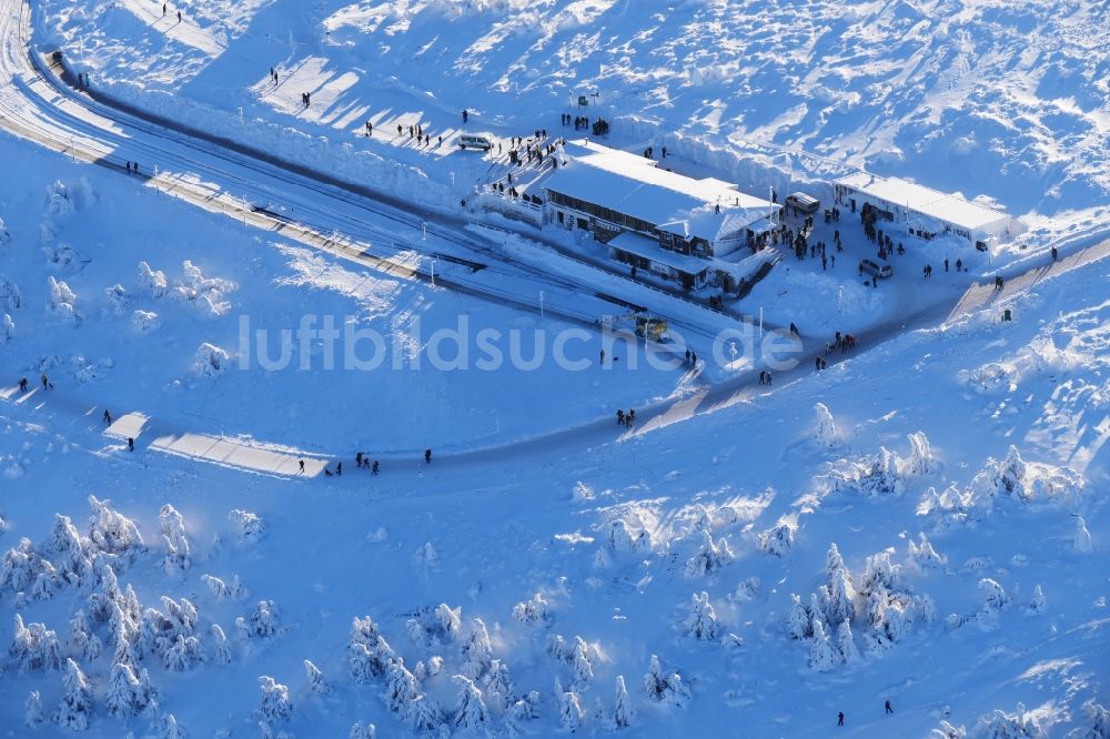 Luftbild Brocken - Winterluftbild Winterlich schneebedecktes Bahnhofsgebäude auf dem Brocken im Bundesland Sachsen-Anhalt