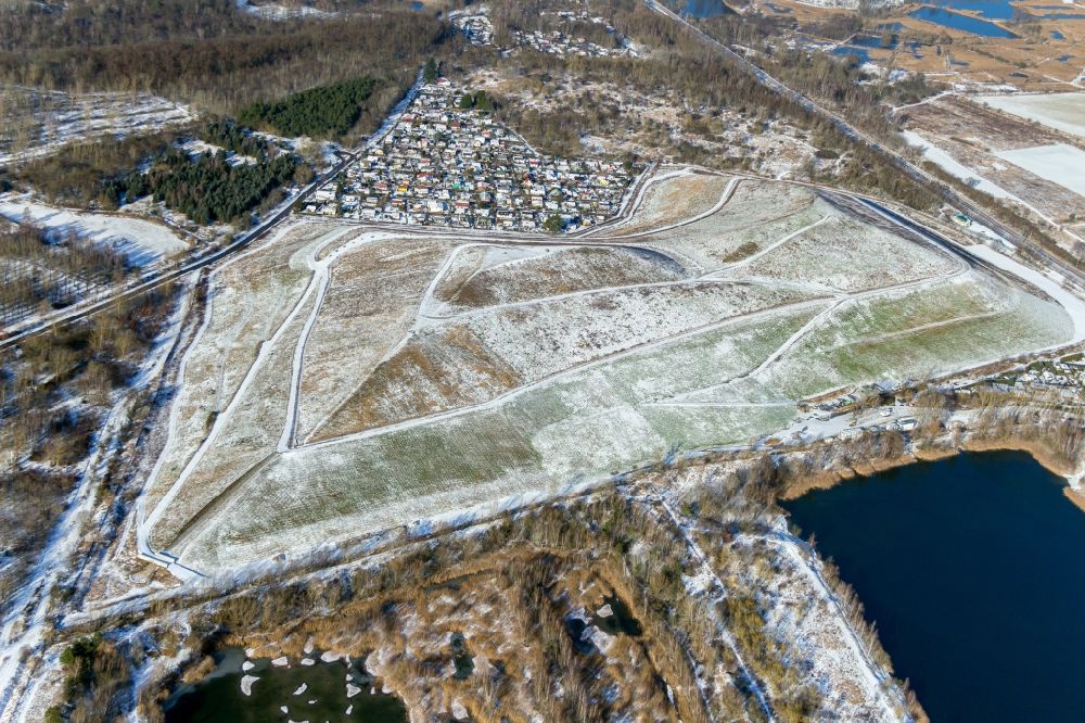 Luftaufnahme Berlin - Winterluftbild Winterlich schneebedecktes Gelände der aufgeschütteten Mülldeponie Arkenberge in Berlin