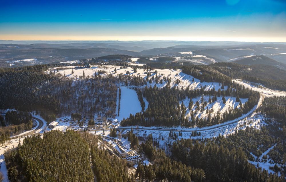 Winterberg aus der Vogelperspektive: Winterluftbild Wintersportgebiet in Winterberg im Bundesland Nordrhein-Westfalen, Deutschland