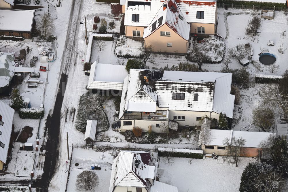 Luftaufnahme Berlin - Winterluftbild Wohngebiet einer Einfamilienhaus- Siedlung in Berlin, Deutschland