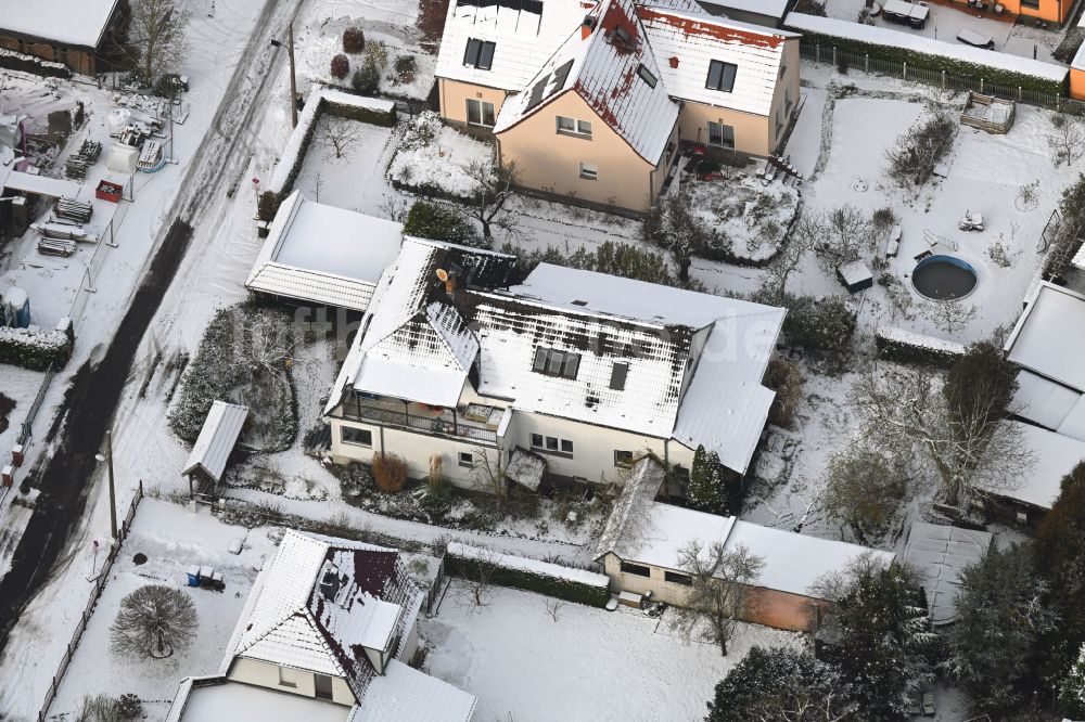 Berlin von oben - Winterluftbild Wohngebiet einer Einfamilienhaus- Siedlung in Berlin, Deutschland