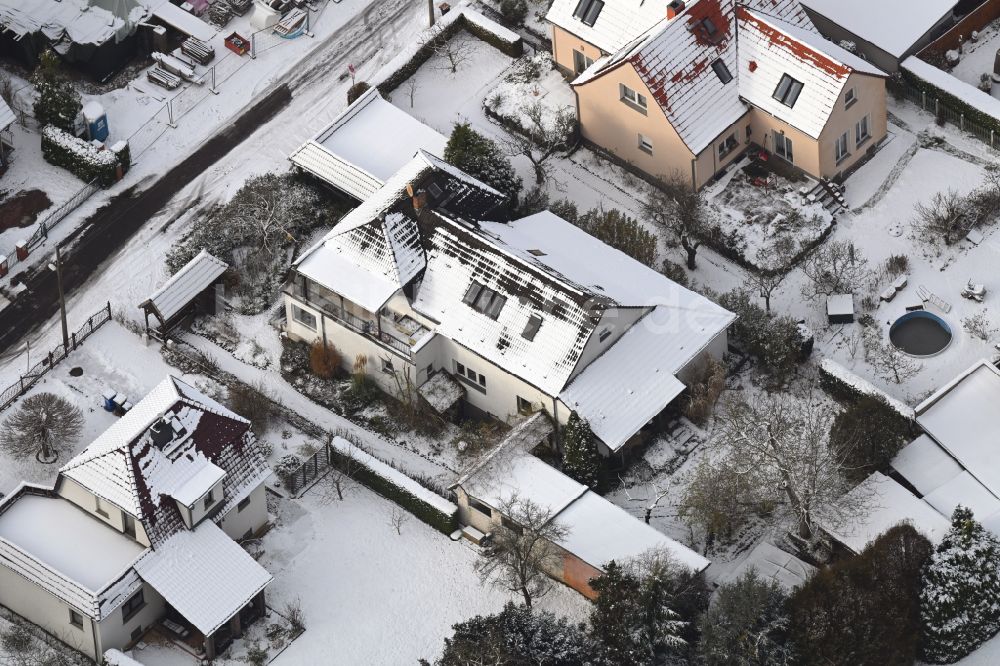 Berlin aus der Vogelperspektive: Winterluftbild Wohngebiet einer Einfamilienhaus- Siedlung in Berlin, Deutschland