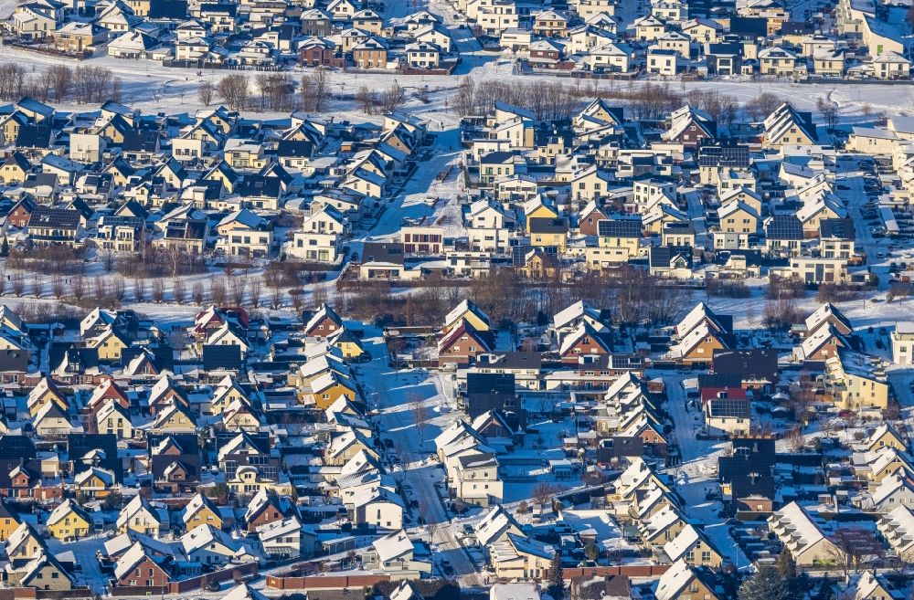 Luftaufnahme Soest - Winterluftbild Wohngebiet einer Einfamilienhaus- Siedlung Brinkenkamp - Marserweg in Soest im Bundesland Nordrhein-Westfalen, Deutschland