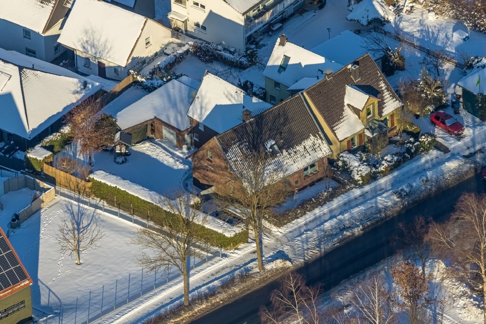 Werl von oben - Winterluftbild Wohngebiet einer Einfamilienhaus- Siedlung Bundesstraße in Werl im Bundesland Nordrhein-Westfalen, Deutschland