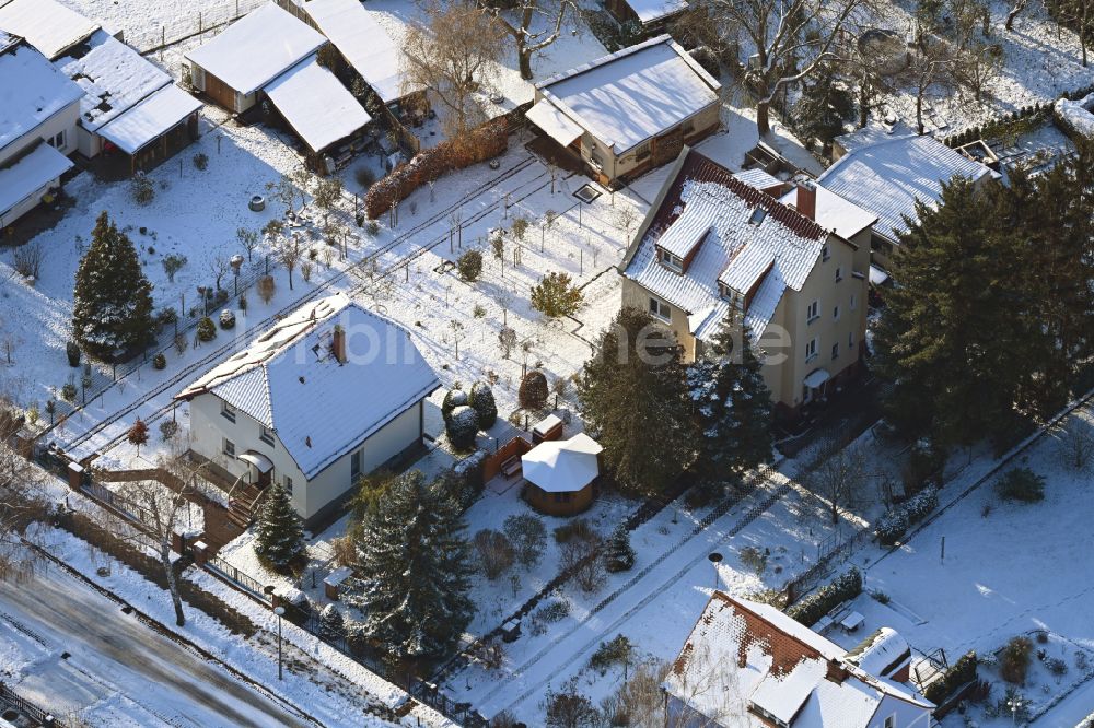 Berlin aus der Vogelperspektive: Winterluftbild Wohngebiet einer Einfamilienhaus- Siedlung im Ortsteil Kaulsdorf in Berlin, Deutschland