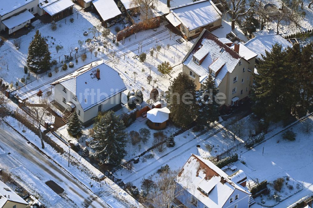 Luftbild Berlin - Winterluftbild Wohngebiet einer Einfamilienhaus- Siedlung im Ortsteil Kaulsdorf in Berlin, Deutschland