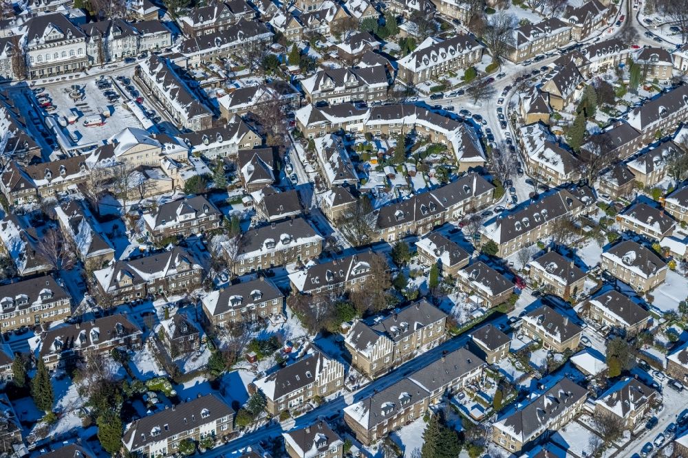 Luftaufnahme Essen - Winterluftbild Wohngebiet der Mehrfamilienhaussiedlung in Essen im Bundesland Nordrhein-Westfalen, Deutschland