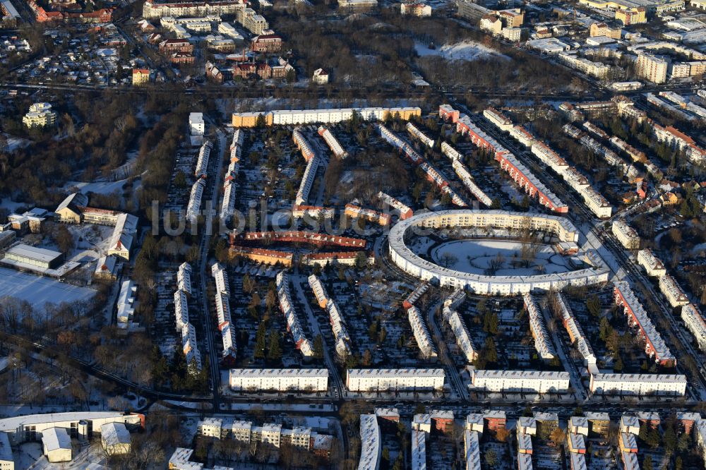 Luftbild Berlin - Winterluftbild Wohngebiet der Mehrfamilienhaussiedlung Hufeisensiedlung im Ortsteil Britz in Berlin, Deutschland