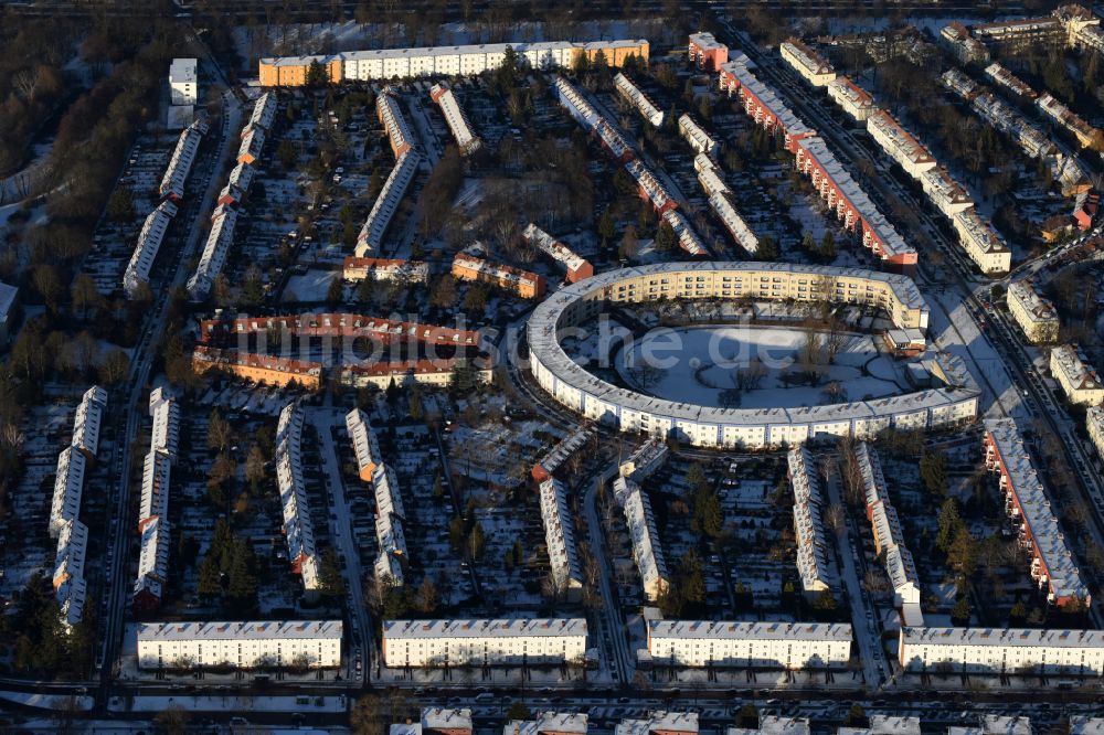 Luftaufnahme Berlin - Winterluftbild Wohngebiet der Mehrfamilienhaussiedlung Hufeisensiedlung im Ortsteil Britz in Berlin, Deutschland