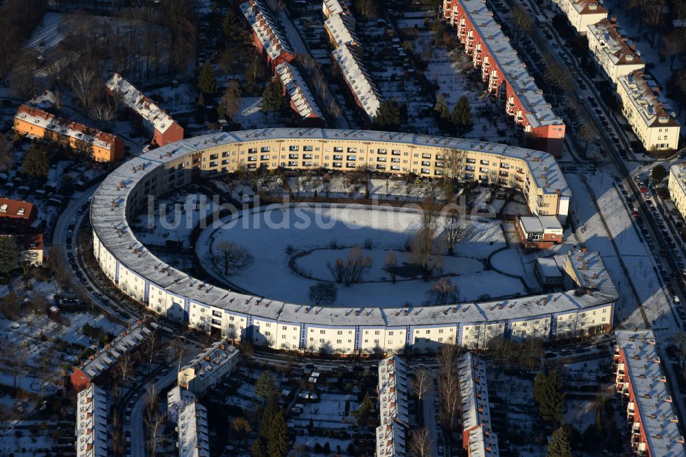 Berlin von oben - Winterluftbild Wohngebiet der Mehrfamilienhaussiedlung Hufeisensiedlung im Ortsteil Britz in Berlin, Deutschland