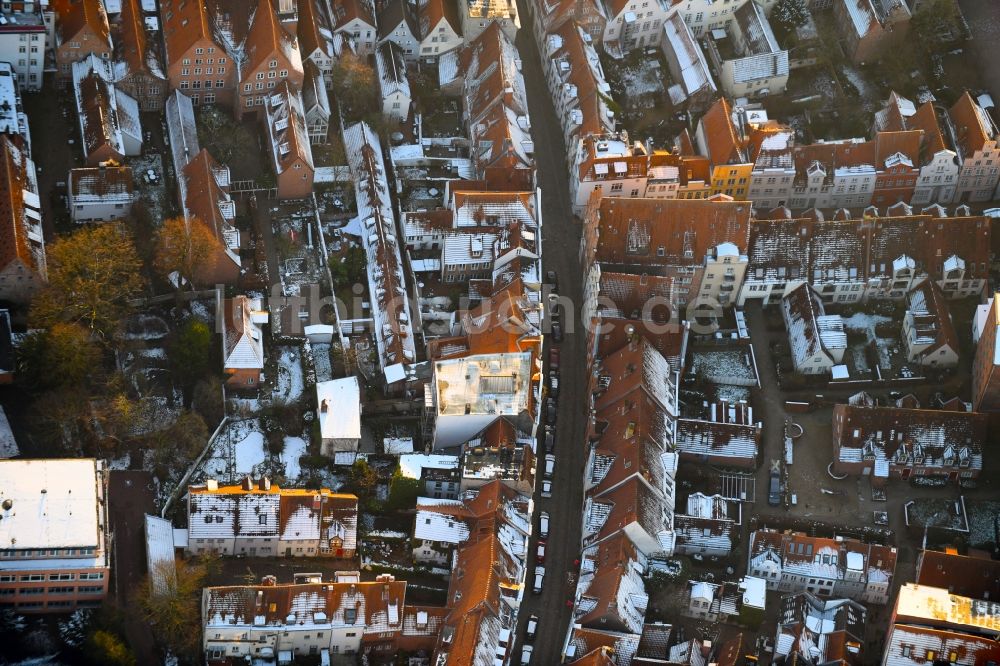 Lübeck aus der Vogelperspektive: Winterluftbild Wohngebiet der Mehrfamilienhaussiedlung in Lübeck im Bundesland Schleswig-Holstein, Deutschland
