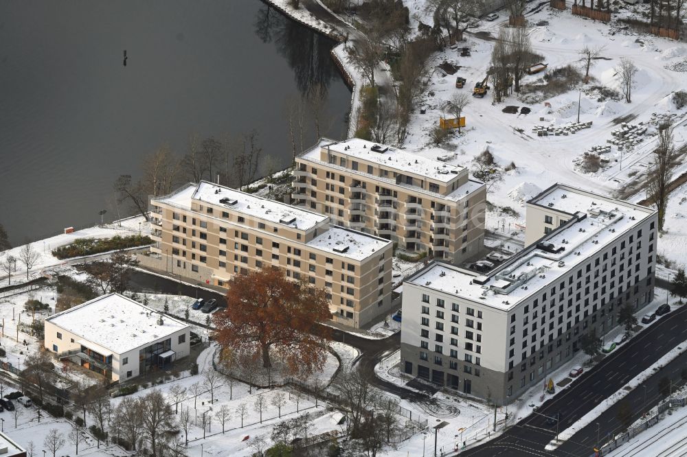 Luftaufnahme Berlin - Winterluftbild Wohngebiet einer Mehrfamilienhaussiedlung im Ortsteil Rummelsburg in Berlin, Deutschland