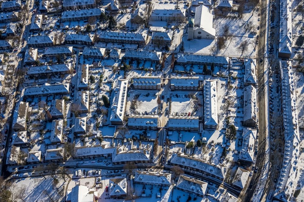Luftbild Essen - Winterluftbild Wohngebiet einer Mehrfamilienhaussiedlung am Robert-Schmohl-Platz in Essen im Bundesland Nordrhein-Westfalen, Deutschland