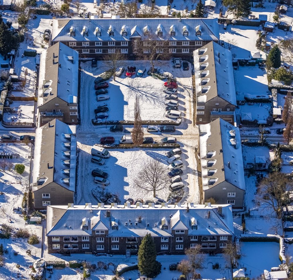 Luftaufnahme Essen - Winterluftbild Wohngebiet einer Mehrfamilienhaussiedlung am Robert-Schmohl-Platz in Essen im Bundesland Nordrhein-Westfalen, Deutschland
