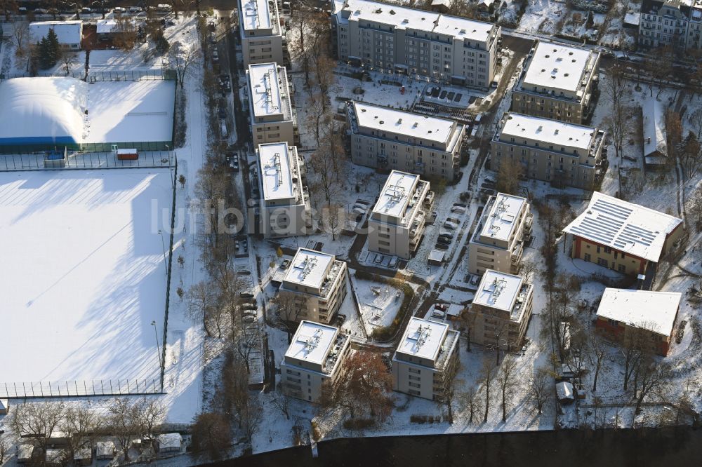 Luftaufnahme Berlin - Winterluftbild Wohngebiet einer Mehrfamilienhaussiedlung am Ufer- und Flußverlauf der Spree im Ortsteil Schöneweide in Berlin, Deutschland