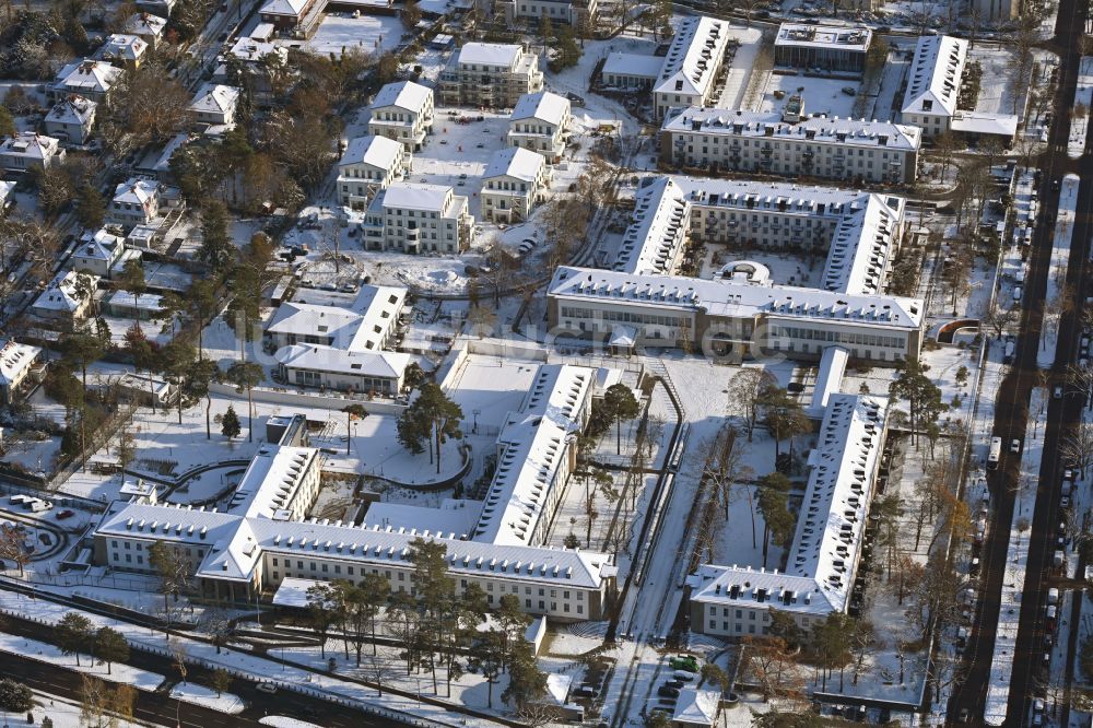 Berlin aus der Vogelperspektive: Winterluftbild Wohngebiet einer Reihenhaus- Siedlung in Berlin, Deutschland
