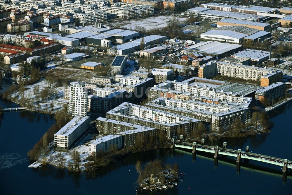 Luftaufnahme Berlin - Winterluftbild Wohngebiets- Siedlung an der Havelspitze im Ortsteil Hakenfelde in Berlin, Deutschland