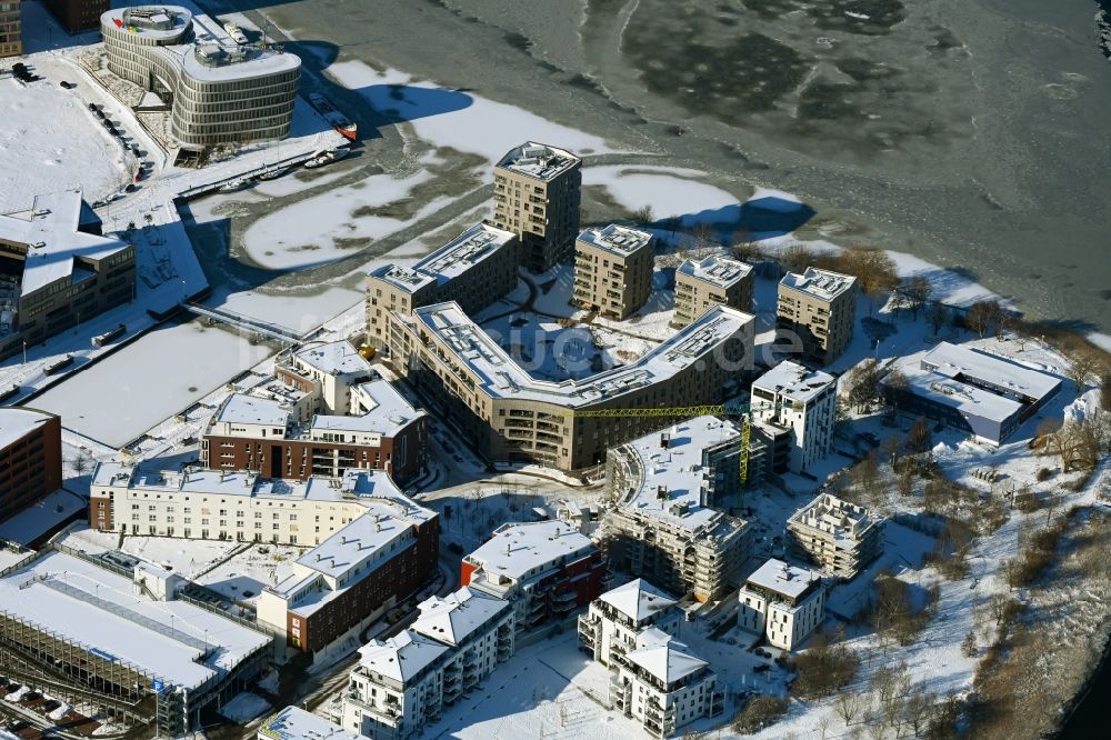 Luftaufnahme Rostock - Winterluftbild Wohnhaus- Bebauung auf der Holzhalbinsel in Rostock im Bundesland Mecklenburg-Vorpommern, Deutschland