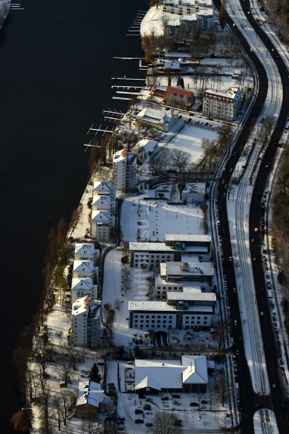 Luftaufnahme Berlin - Winterluftbild Wohnhausanlage am Spreeufer im Ortsteil Köpenick im Bezirk Treptow-Köpenick in Berlin